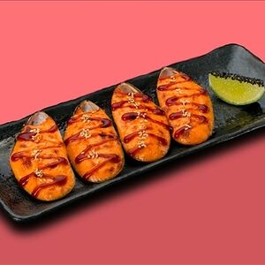 Запеченные Мидии в ракушках с соусом Спайси