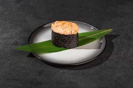 Гункан с лососем запеченный