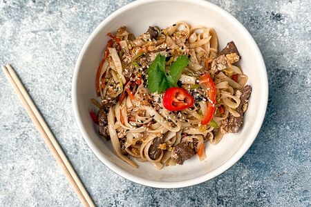 Удон с говядиной и азиатским соусом
