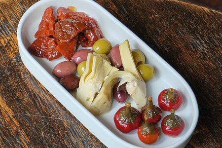 Набор к вину: артишоки, маринованные перцы, вяленые томаты