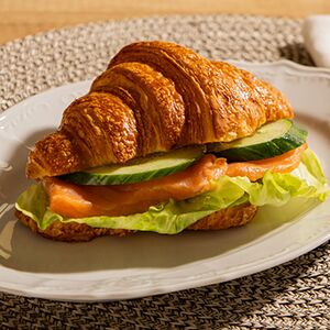 Круассан с форелью