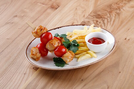 Шашлычок с фри, соусом и овощими