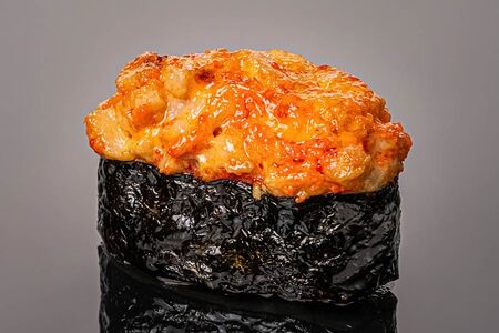 Гункан запечённый спайси Тунец