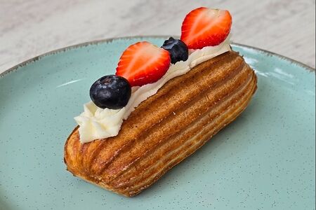 Эклер с заварным кремом