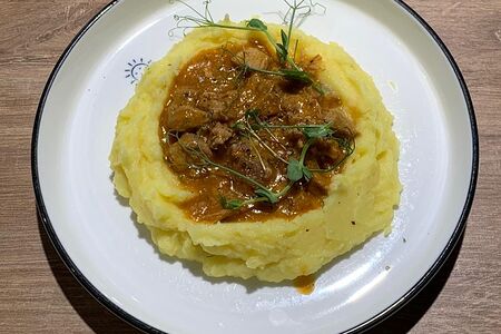 Гуляш с картофельным пюре 