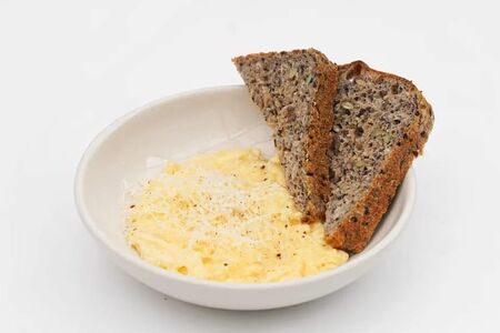 Скрэмбл с пармезаном и тостами