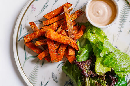 Батат фри с пряными травами и соусом