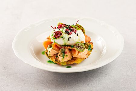 Картофельная вафля с лососем и яйцом пашот