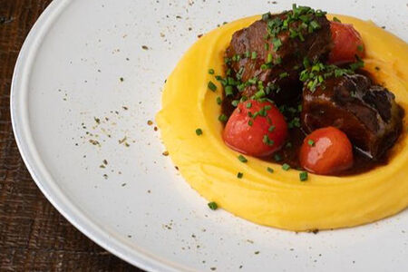 Томленые говяжьи щеки с картофельно-сырным пюре 