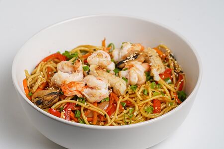 Яичная лапша с морепродуктами