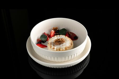 Запеченный камамбер с клубничным соусом и свежими ягодами