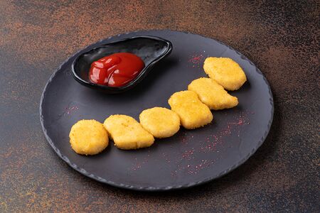 Куриные наггетсы с кетчупом