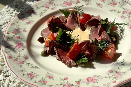 Ростбиф под соусом вителло тонато