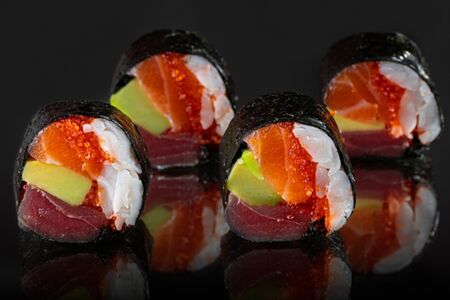 Ролл с тунцом, лососем и креветками