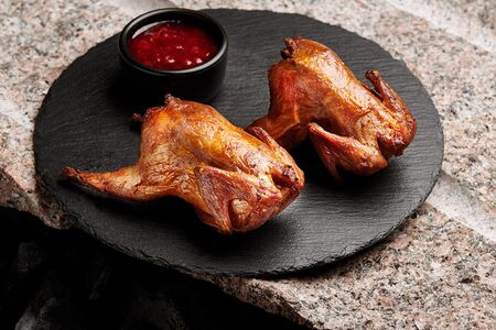 Перепелки с брусничным соусом 