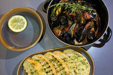 Мидии в створках в томатном соусе с тостами