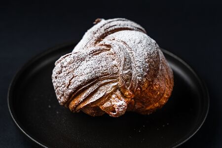 Слойка с сахаром и корицей