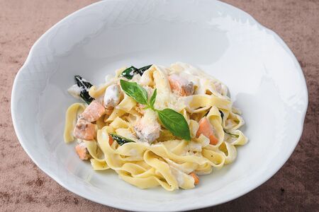 Паста с лососем и шпинатом