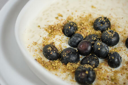 Рисовая каша с сезонными ягодами