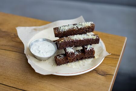 Чесночные гренки с соусом