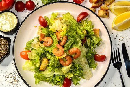 Салат Цезарь с креветками