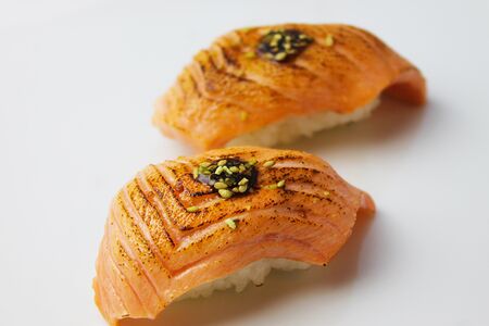 Суши с опаленным лосоем