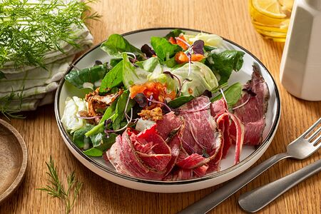 Салат с пастрами из говядины