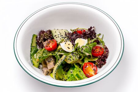 Салат из говяжьего языка, авокадо и чесночно-имбирного соуса 