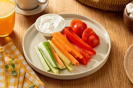 Овощная нарезка с сырным кремом