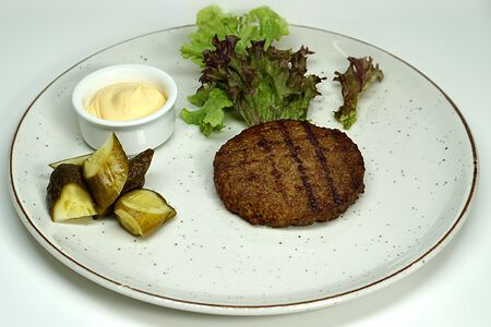 Постный бифштекс с солёными огурцами и соусом чиз веган