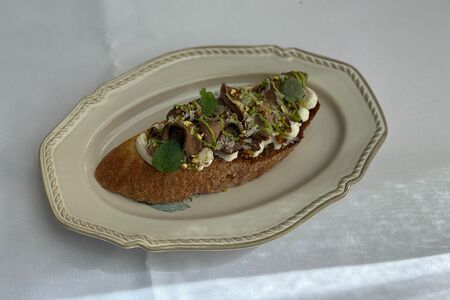 Брускетта с ростбифом, колотой фисташкой и сыром пармезан