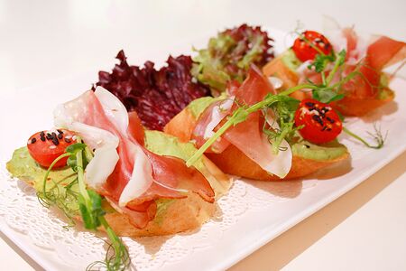 Брускетта с хамоном