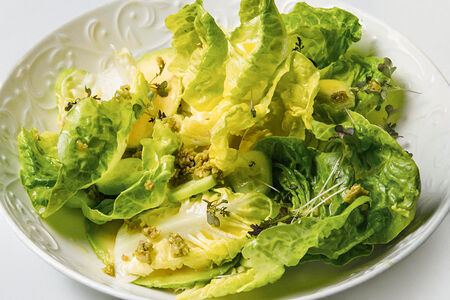 Зеленый салат с оливками и авокадо