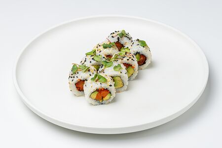 Ролл с лососем и авокадо 