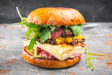 Бургер с сыром на гриле