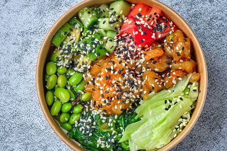 Боул с жареными креветками, личи и соусом чили-ананас