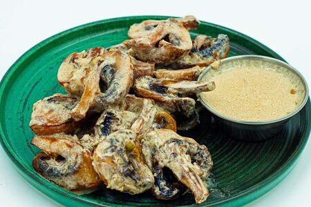 Шампиньоны в сметанном соусе с травами