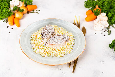 Котлетки куриные с гарниром и грибным соусом