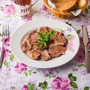 Говядина отварная с овощами