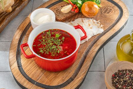 Борщ с говядиной и сметаной