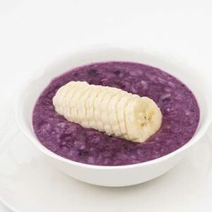 Рисовая ягодная каша с бананом