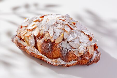 Круассан с малиной