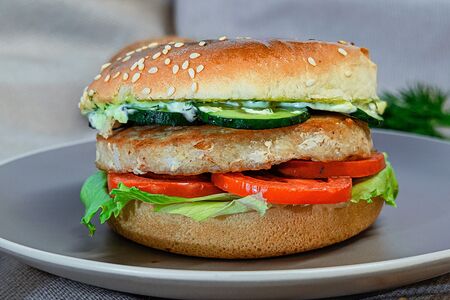 Бургер с цыпленком