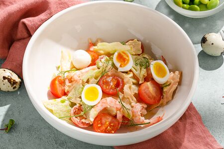 Салат с креветками, помидорами черри и яйцом