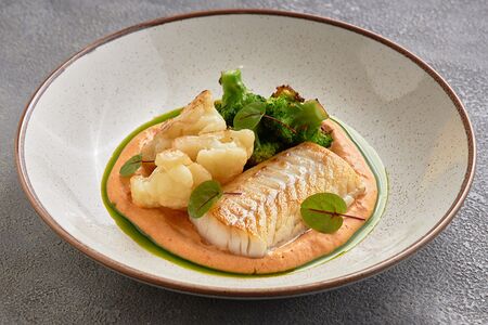 Треска с овощами и соусом ромеско