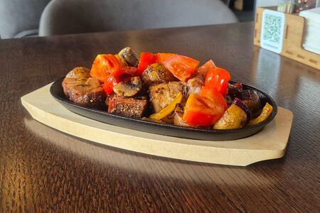 Жареха сковорода со свининой