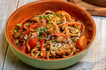 Жареный лагман с цыпленком в устричном соусе