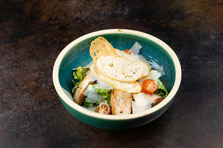 Салат Цезарь с томленым куриным филе