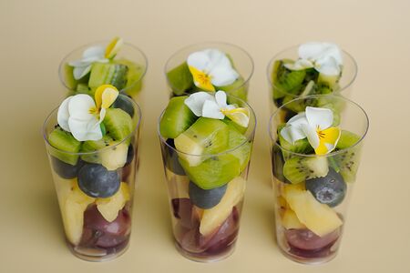 6 порций фруктов в стаканчике 