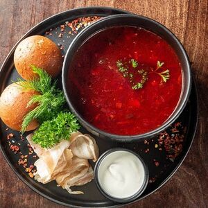 Борщ с чесночной булочкой и домашним салом